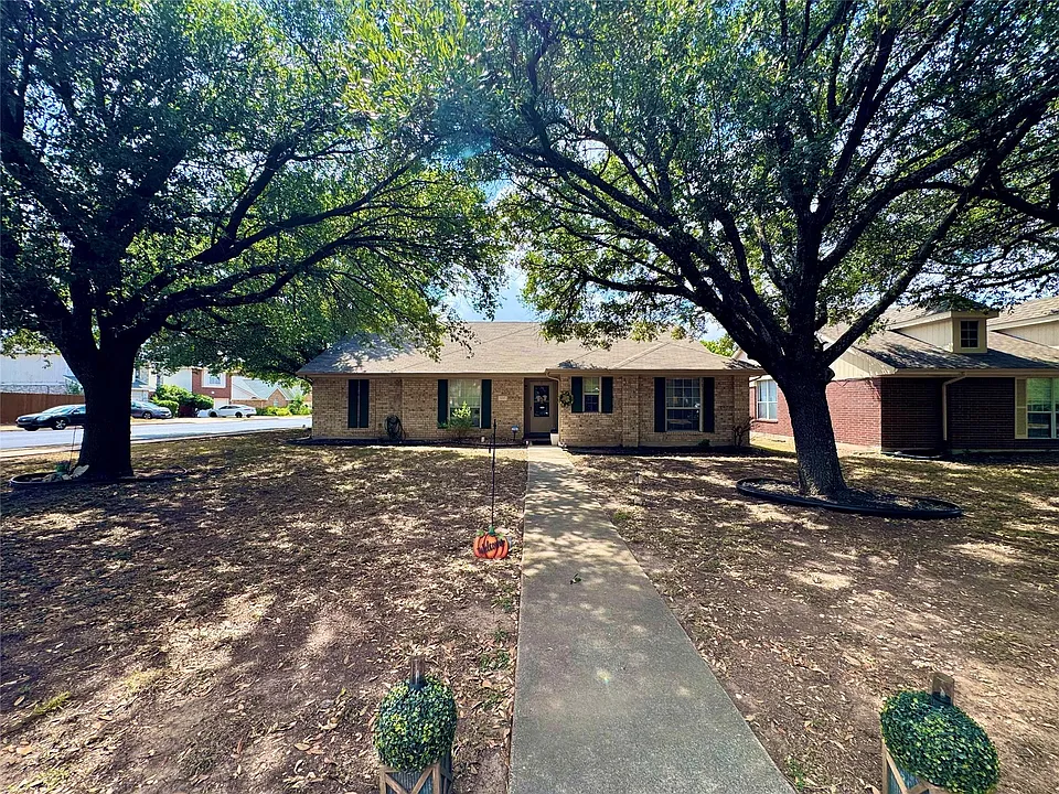 1015 Thackeray Ln