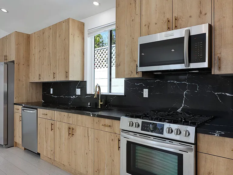 11906 Oxnard St — Photo 7