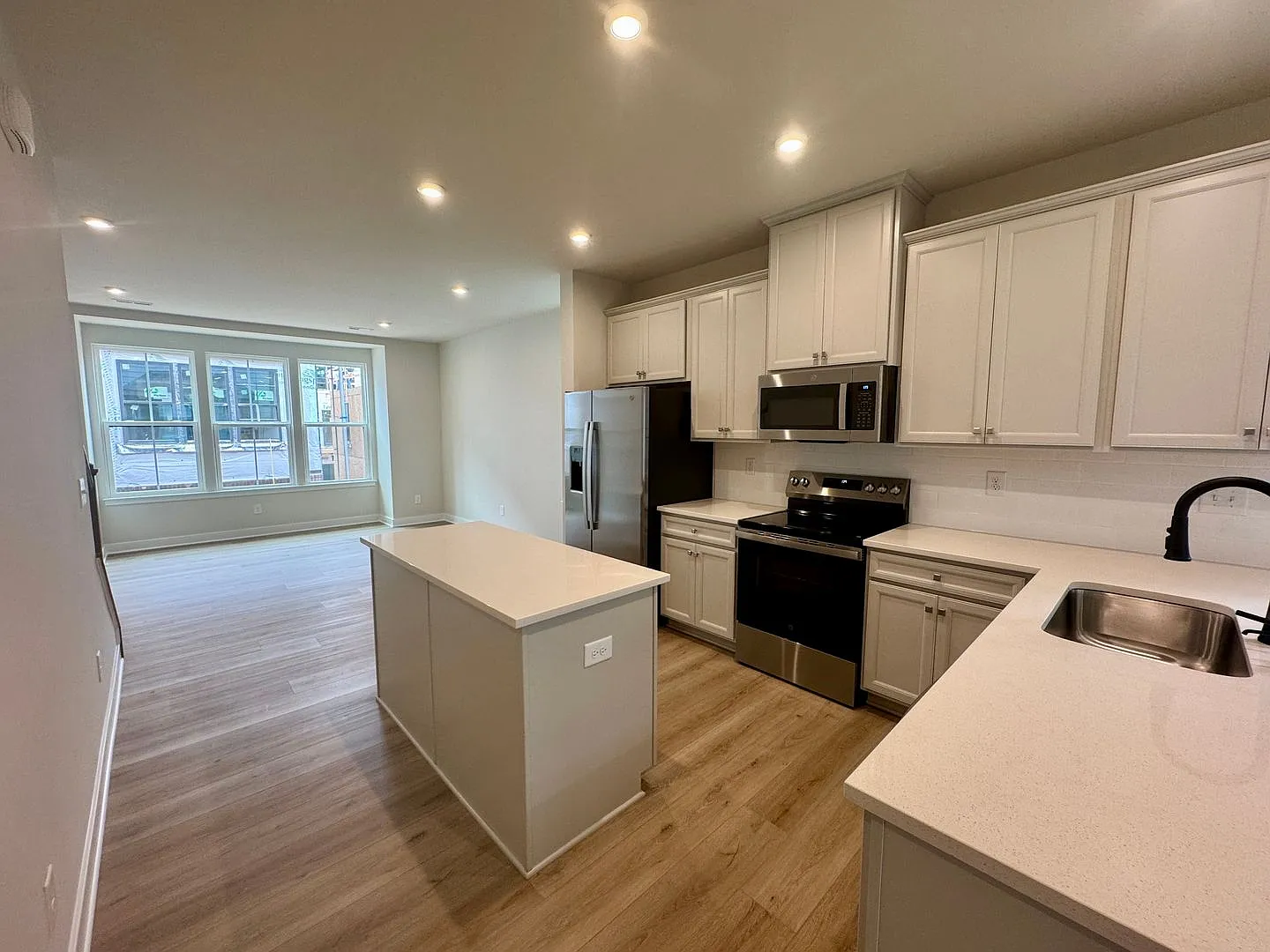 50% off First Full Month of Rent . Southend, 2BR/2.5BA Townhouse — Photo 3