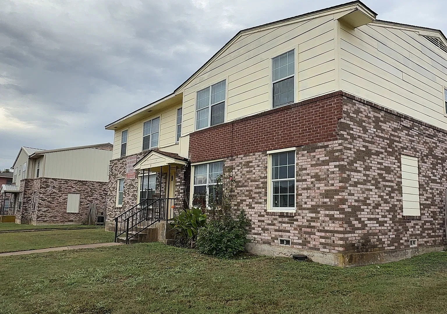 2 bed, 858 sqft, $850 — Photo 1