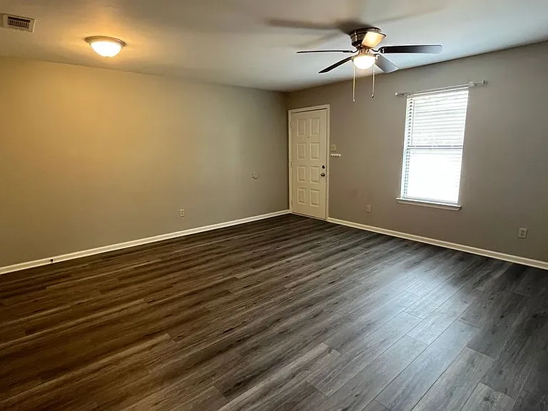 218 Bellevue Cir — Photo 3