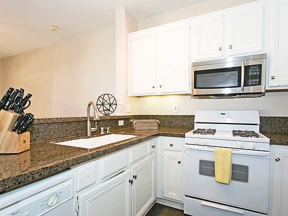 3rd image of 12 Veneto Ln