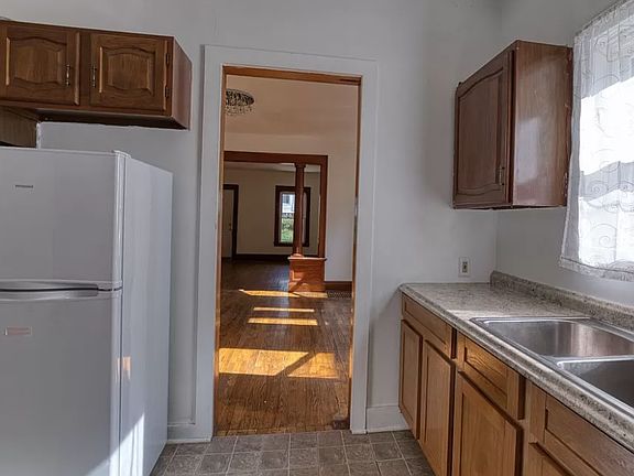 4th image of 201 Griffiths St #201