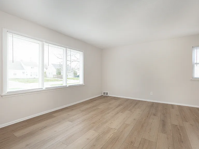26351 Farringdon Ave — Photo 12