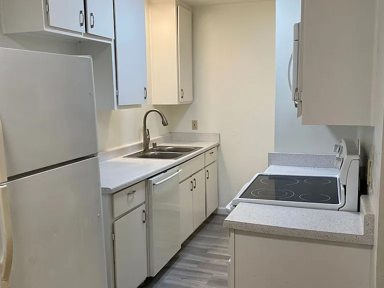 613 Woodland — Photo 18