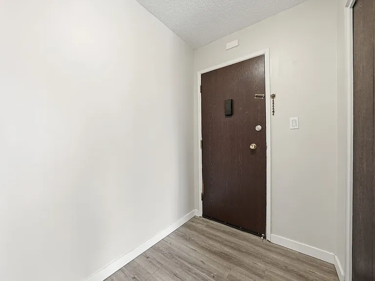633 28th St W — Photo 20