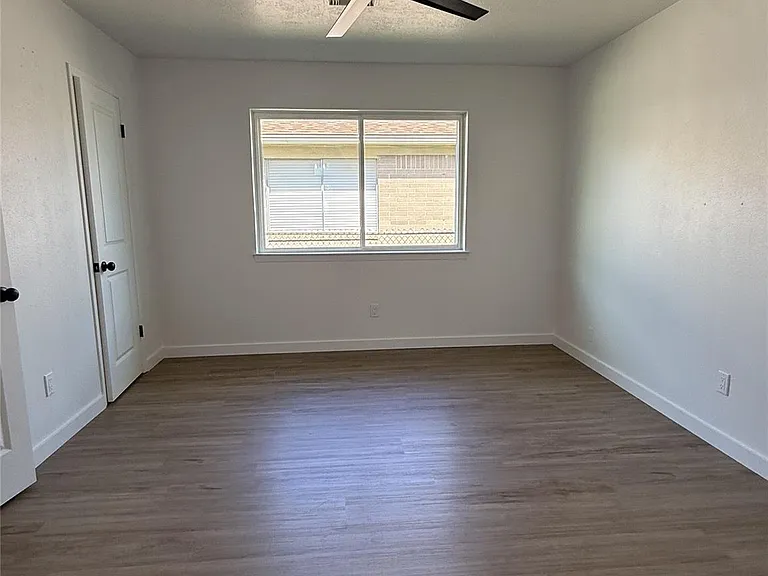 2726 Yale St — Photo 3