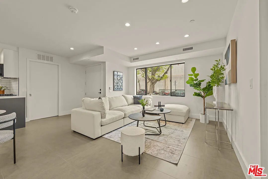 3 bed, 3.0 bath, 1720 sqft, $5,995 — Photo 4