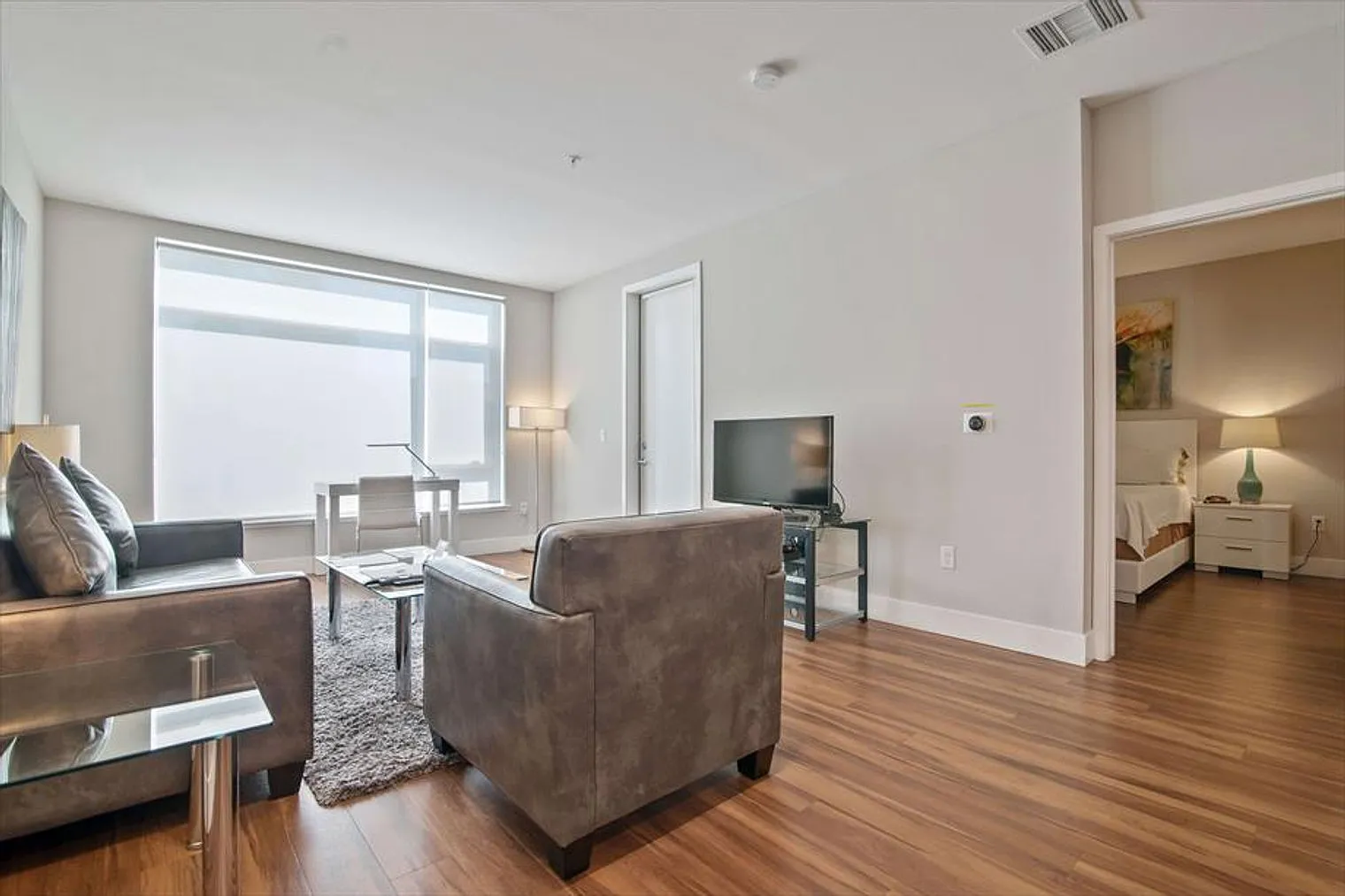 1 bed, 1.0 bath, 742 sqft, $9,352 — Photo 4