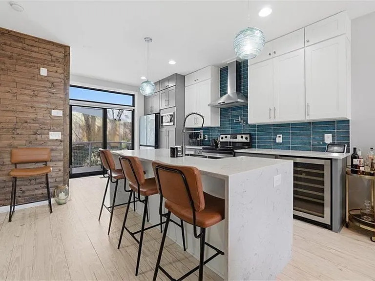1250 Breuer Mews NW — Photo 3