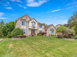 25499 Hunt Club Blvd, Farmington Hills, MI 48335