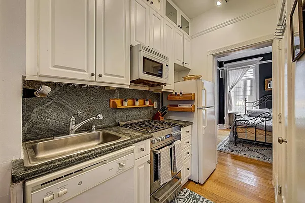 Sold by Redfin Real Estate | media 4