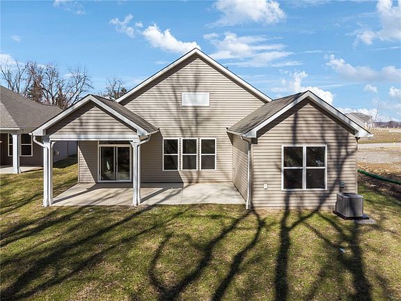 3rd image of 208 Walton Cir
