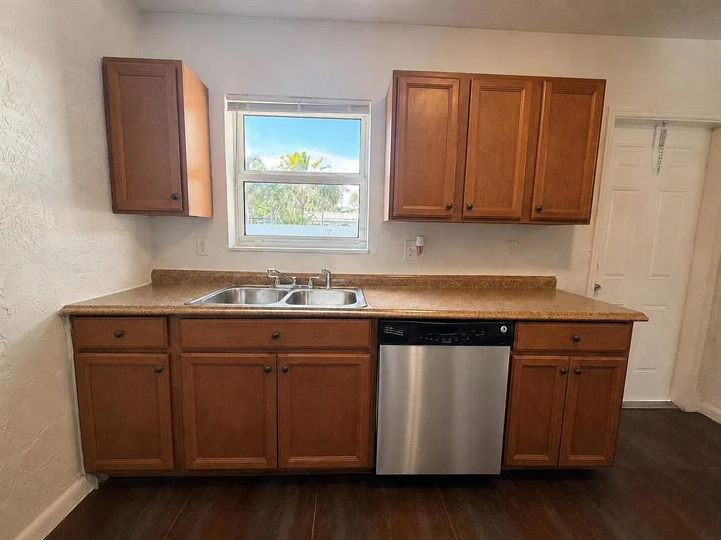3 bed, 2.0 bath, 1376 sqft, $2,599 — Photo 2