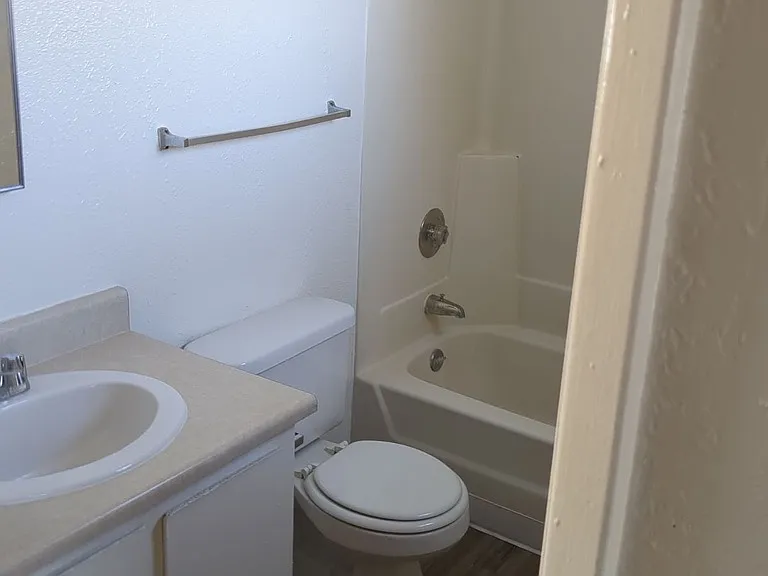 Desert Sun Apartments — Photo 25