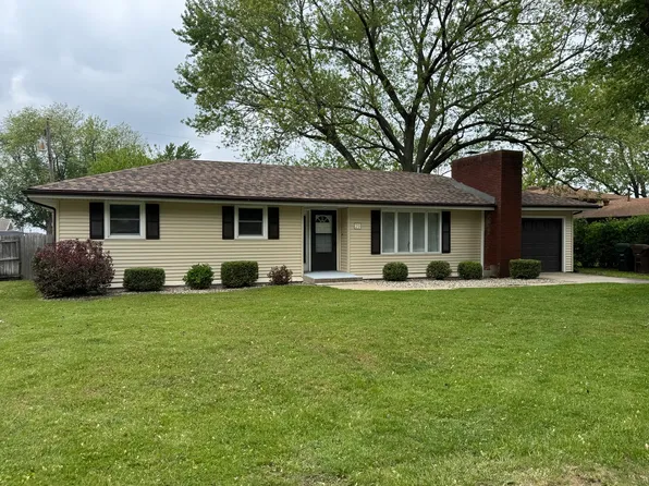 29 E Circle Dr, Saint Anne, IL 60964