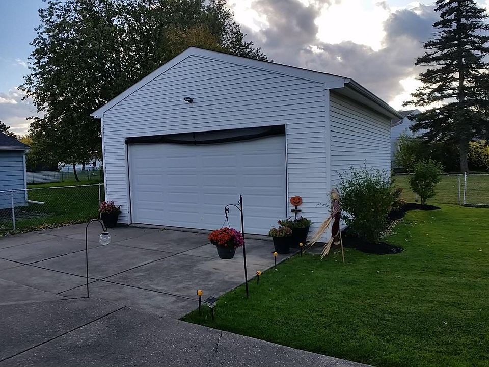 1st image of 10 Donlen Dr #10