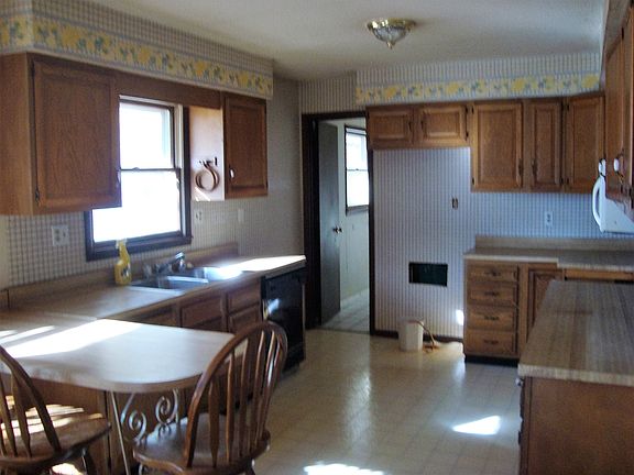 Kitchen with breakfast bar