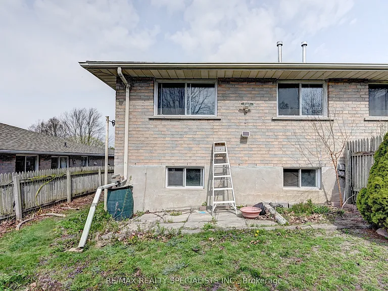 11 Dinison Cres — Photo 12