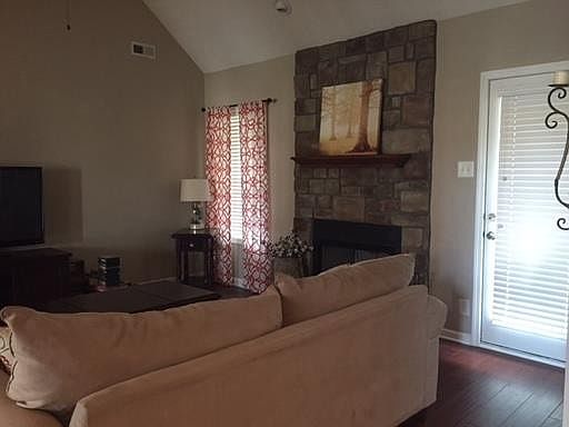 3rd image of 784 Colin Ct