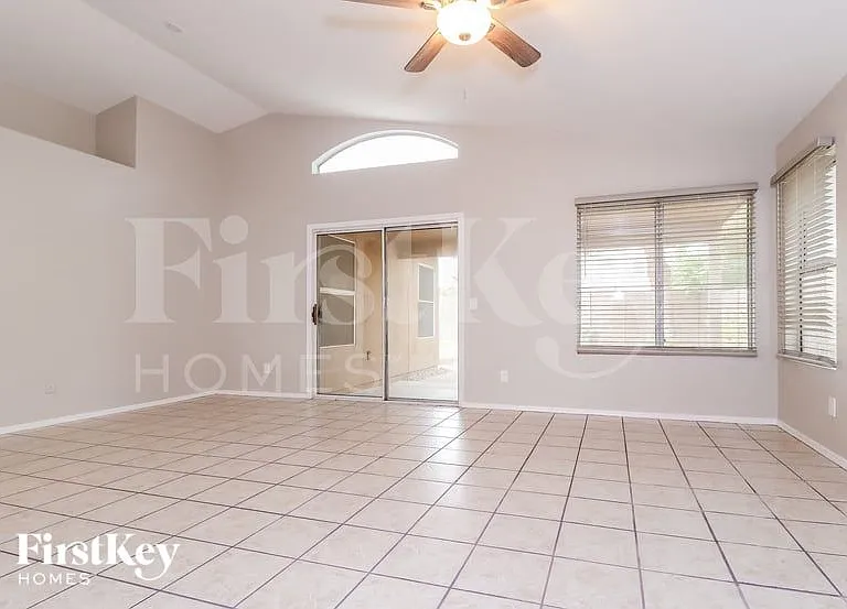 7356 W Crest Ln — Photo 3