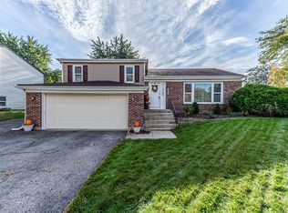 450 Avebury Ln, Roselle, IL 60172