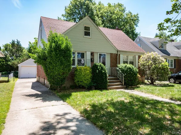 32 Croyden, New Hyde Park, NY 11040