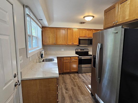 Kitchen with Stainless Appliances & Quartz Counters