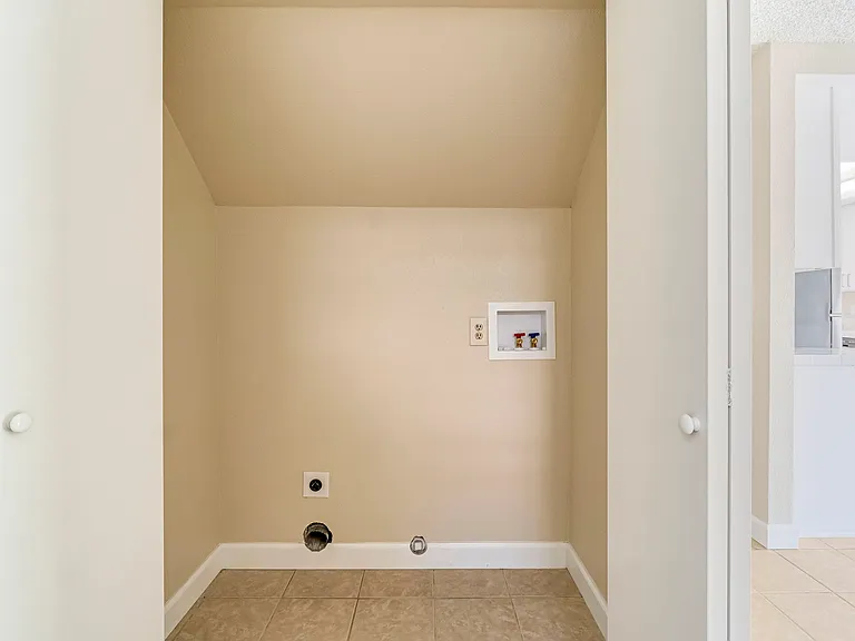 6733 N Warren Ave — Photo 19
