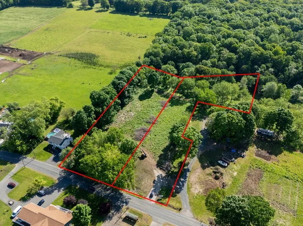 148 N West St, Feeding Hills, MA 01030
