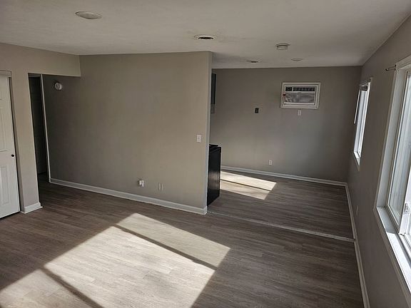 3rd image of 3240 Heatherton Dr APT 4