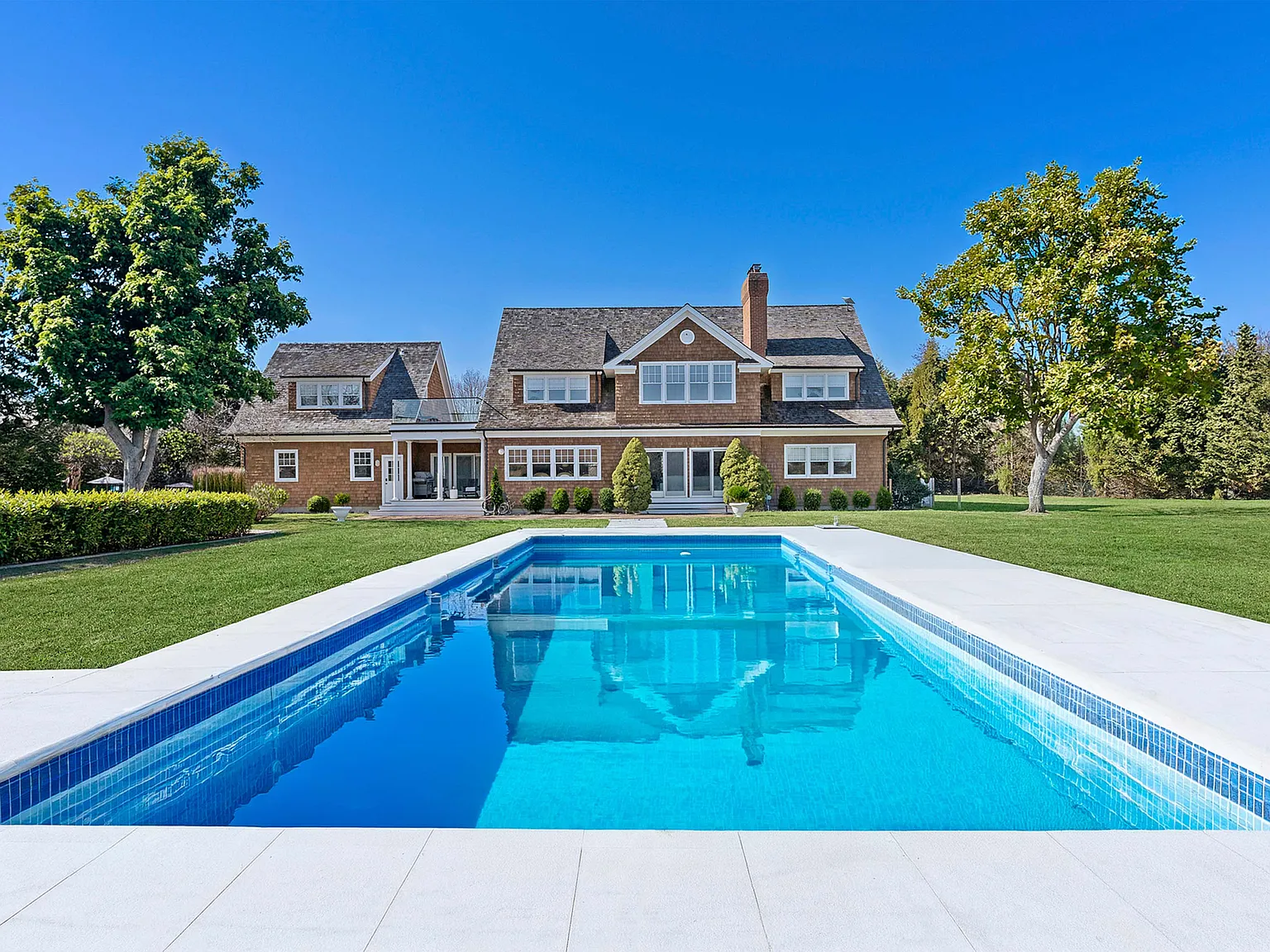South of the Highway Estate with Tennis, Basketball and Pool — Photo 2