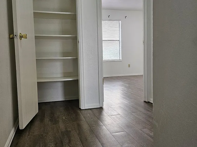 1900 N Salem Ave — Photo 7