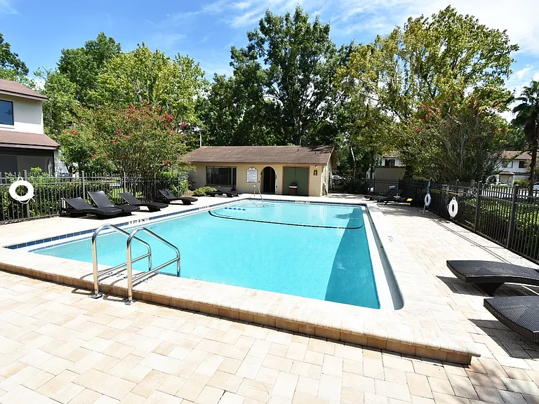 2635 SW 35th Pl — Photo 2