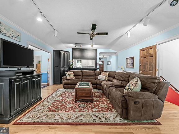 3rd image of 235 Winterberry Dr
