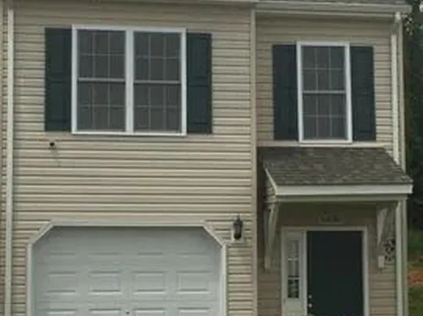 6830 Village Green Dr, Roanoke, VA 24019
