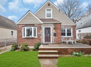 515 10th Ave, New Hyde Park, NY 11040