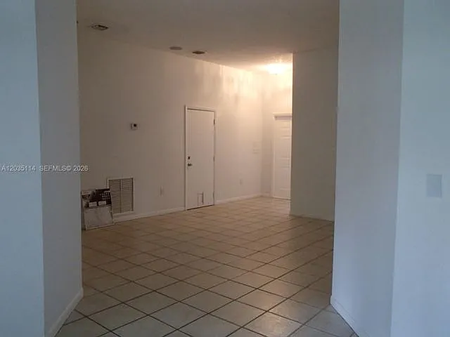 3 bed, 2.0 bath, 1373 sqft, $3,200 — Photo 2