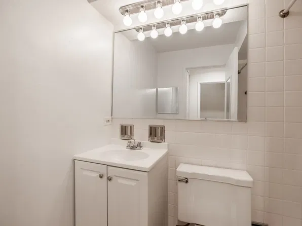 500 W Roscoe St #383, Chicago, IL 60657