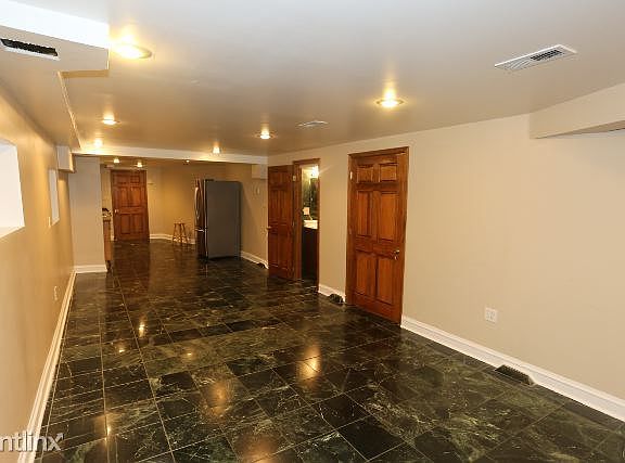 4th image of 5626 N Artesian Ave #G