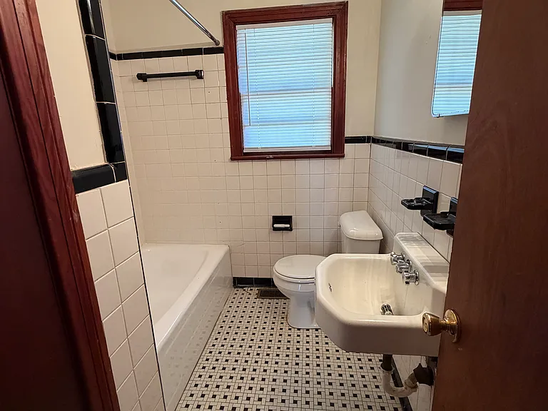 104 Pearson St N — Photo 8