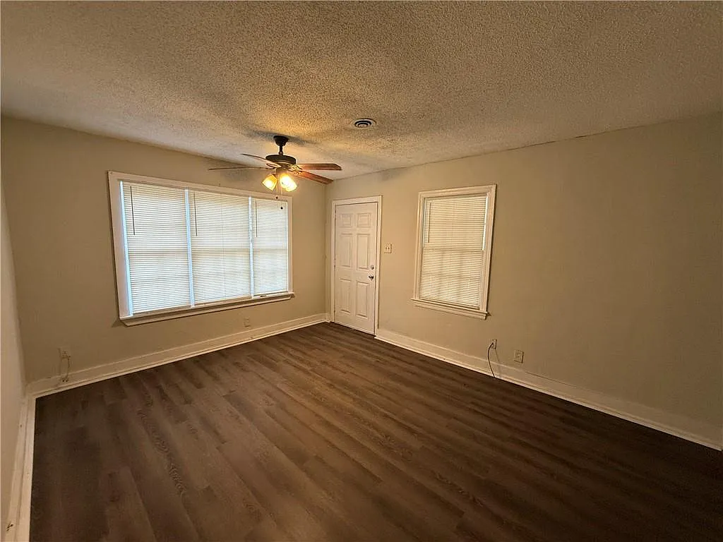 3 bed, 1.0 bath, 952 sqft, $895 — Photo 3