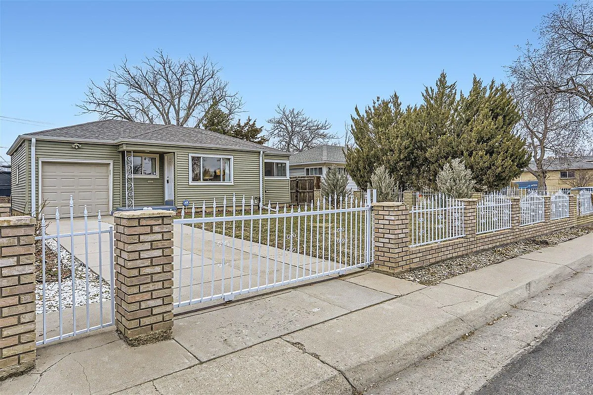 Rolling driveway gate, swinging entry gate - 2275 Emporia St