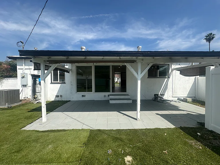 18916 Runnymede St — Photo 15