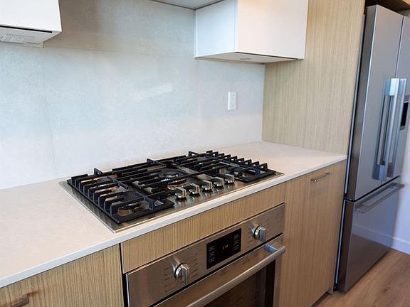 5th image of 899 Esquimalt Rd #602