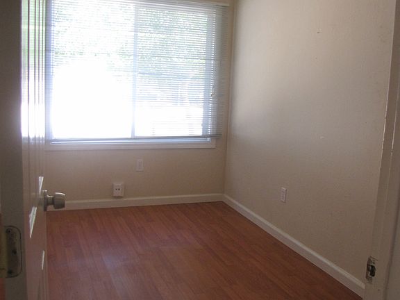 5th image of 3863 Broadway St