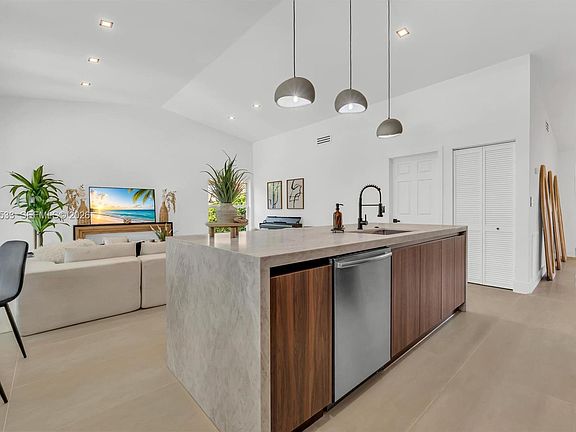 5th image of 11834 Island Lakes Ln