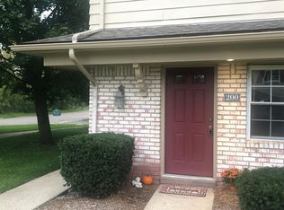 200 Princeton Dr E, South Lyon, MI 48178
