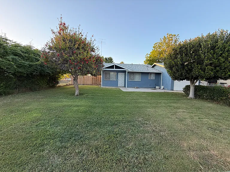 464 W Lincoln Ave — Photo 2