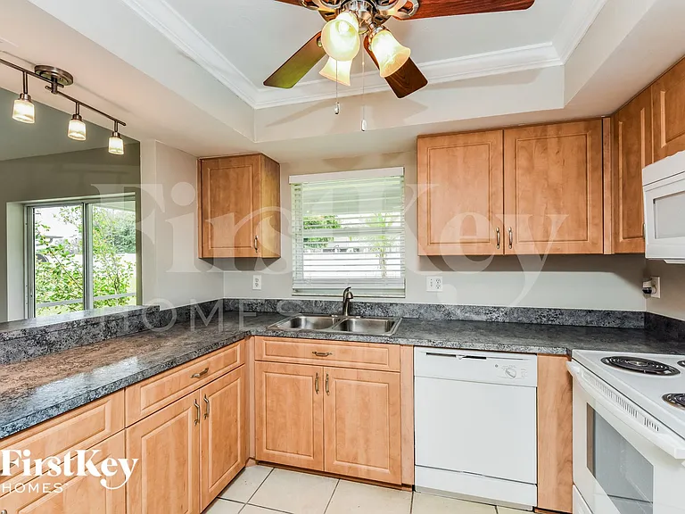 2918 SE 8th Pl — Photo 7